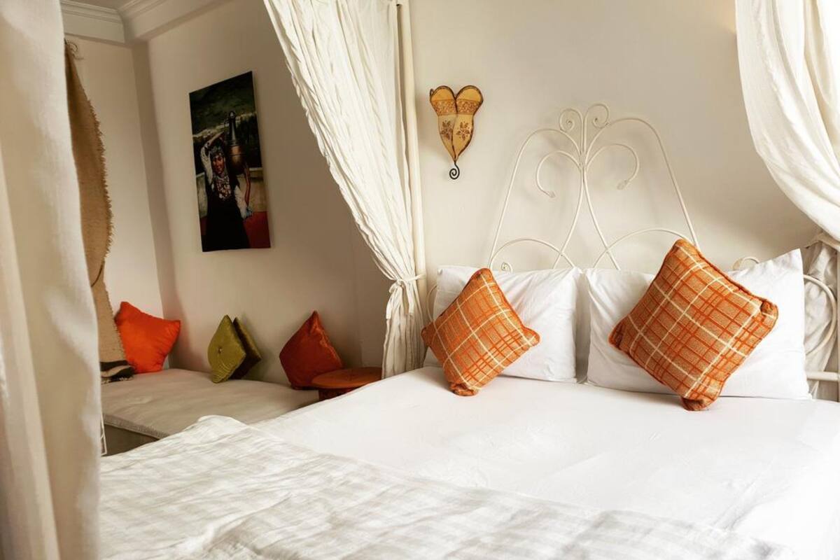 In-room safe, bed sheets