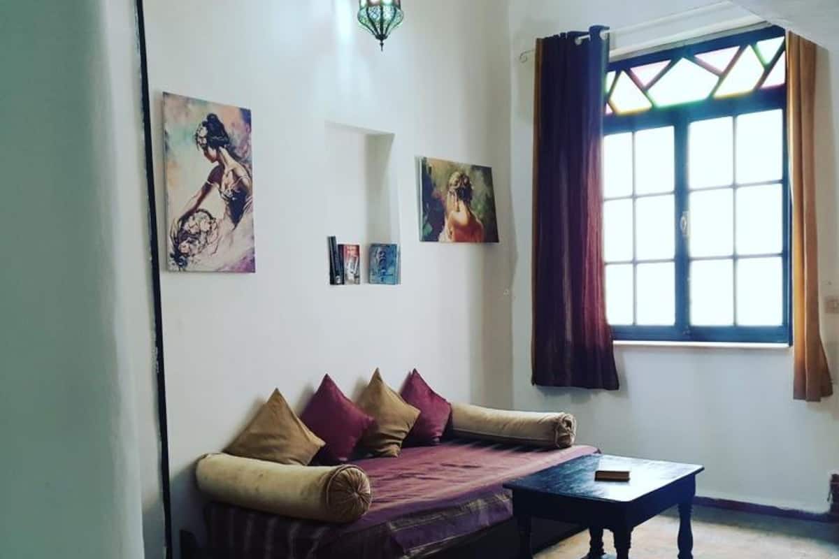 Chambre Quadruple | Coin séjour | Télévision