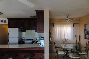 Kylskåp, mikrovågsugn, ugn och spishäll