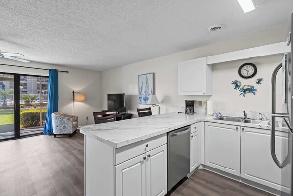 Réfrigérateur, four à micro-ondes, un four, surface de cuisson