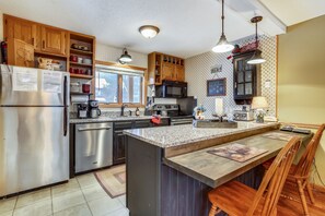 Réfrigérateur, micro-ondes, lave-vaisselle, cafetière/bouilloire