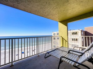 Een balkon met uitzicht op het strand en de oceaan.