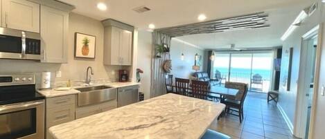 Refrigerador, microondas, horno, placa de cocina