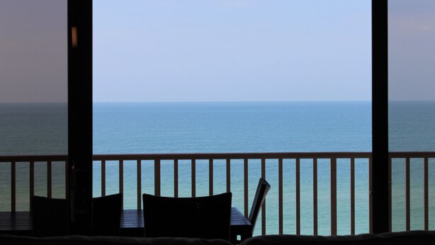 Un balcón con vista al mar.