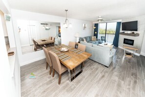 テレビ、DVD プレーヤー