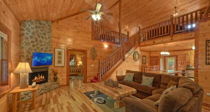 Live, Laugh, Love Pool Lodge: Indoor Pool, Theater