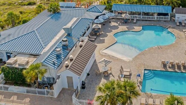 Un complexe hôtelier doté de plusieurs piscines, d’une plage et offrant une vue sur l’océan.