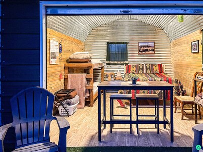 W-W: Primrose Cabin, Glamour Camping in Tiny Home Glamping Villa