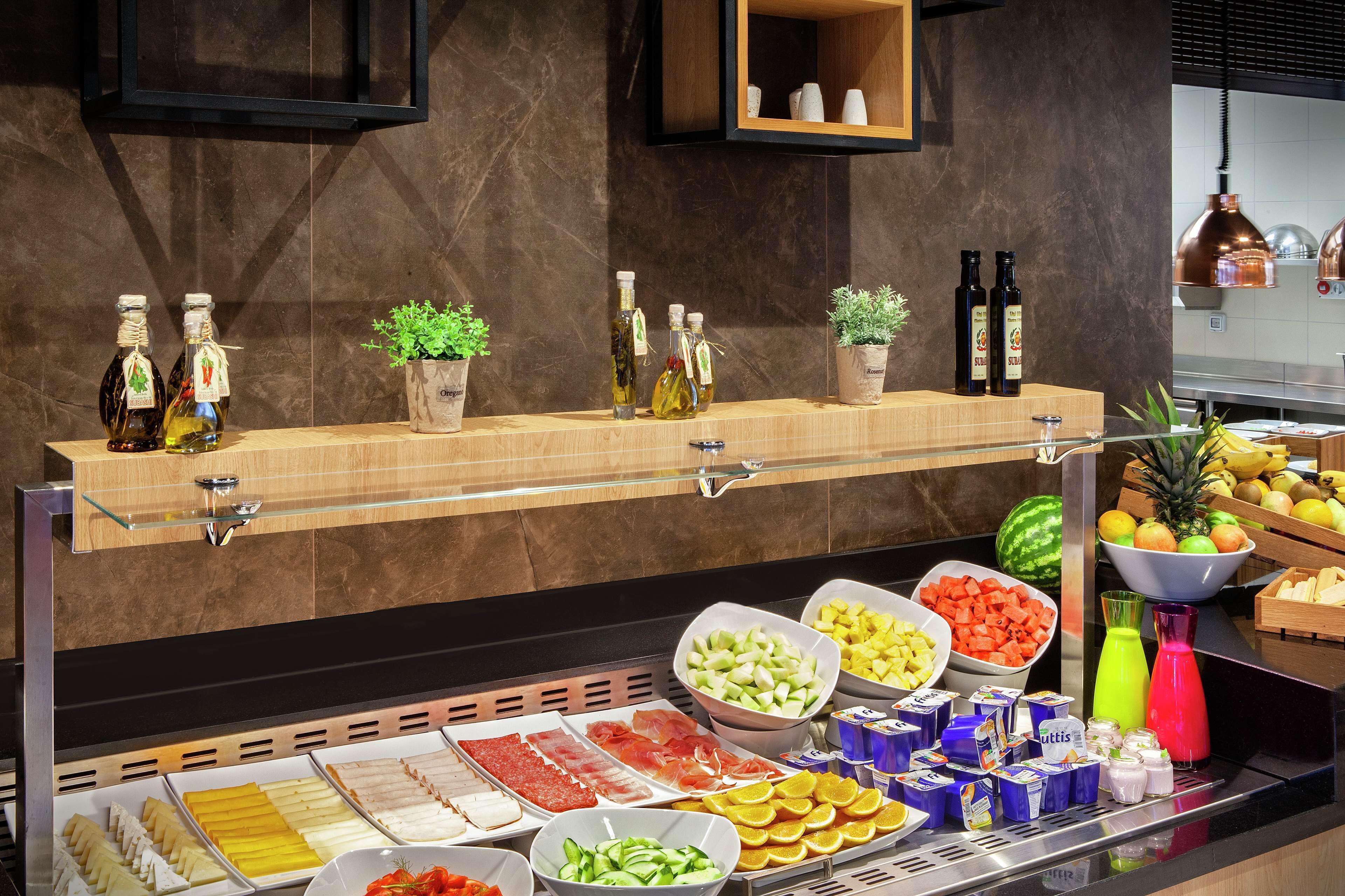Un buffet proposant une variété de plats et de boissons.