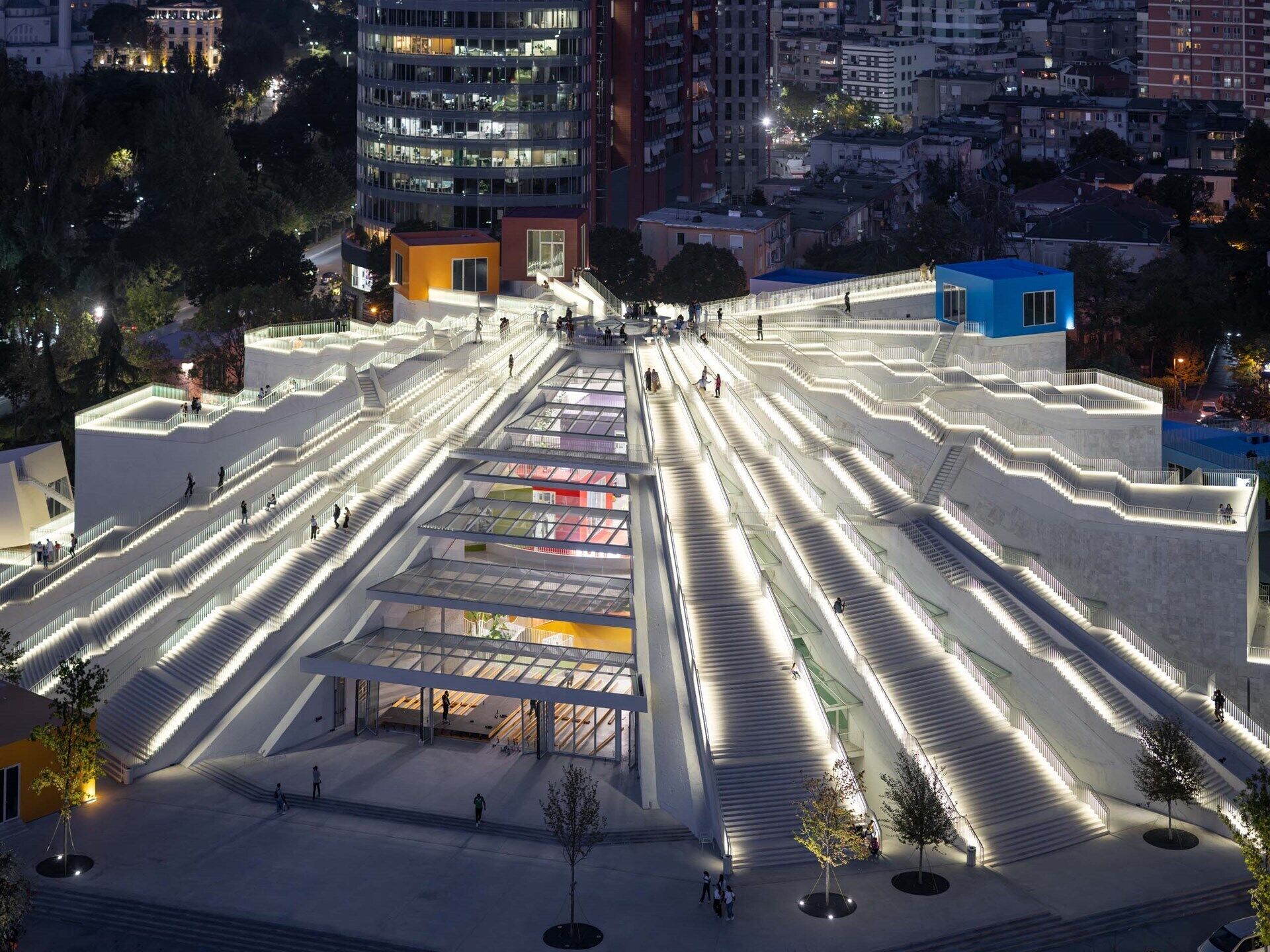 Un edificio moderno con varios niveles y escaleras.