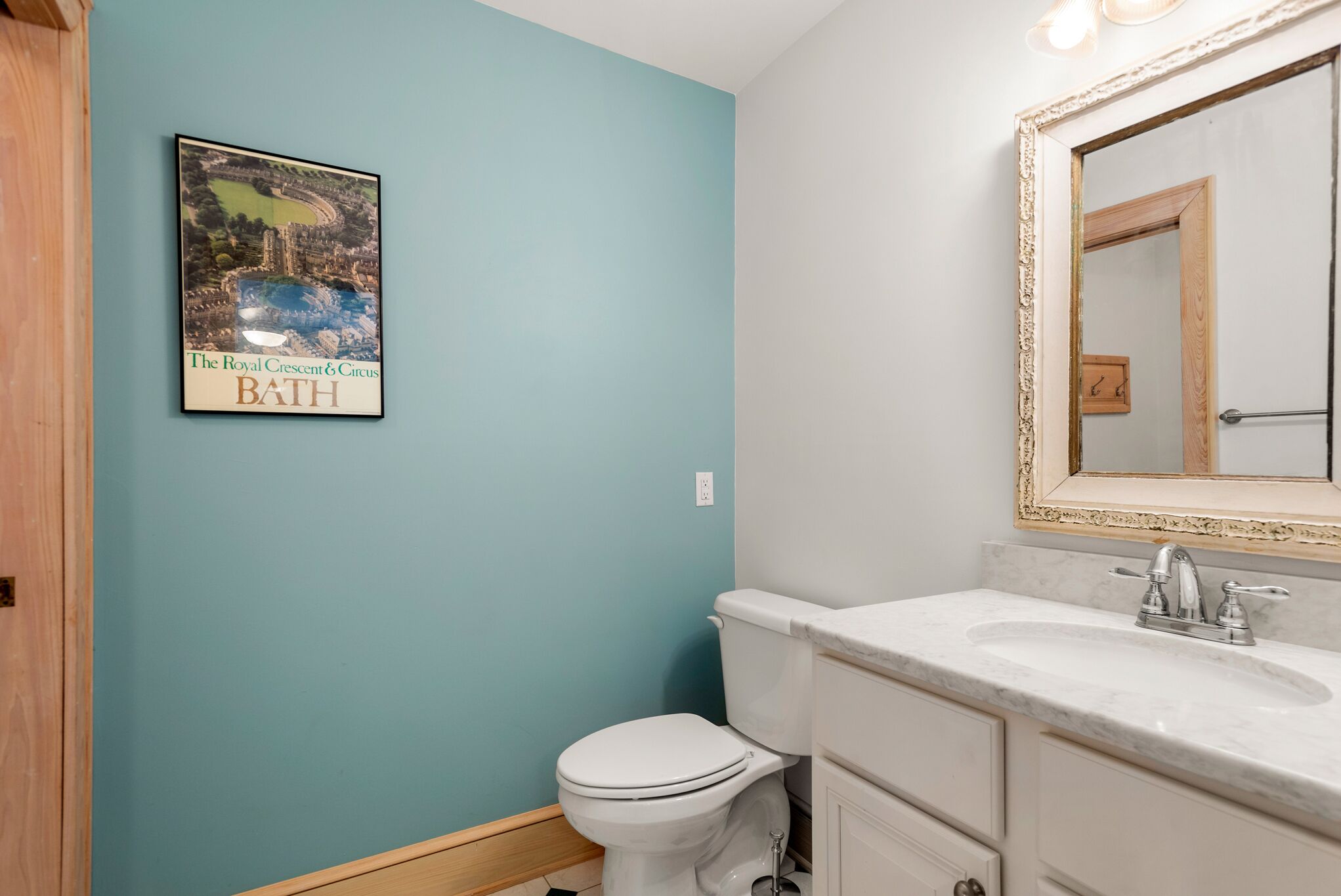 Ein Badezimmer mit Toilette, Waschbecken und Spiegel.