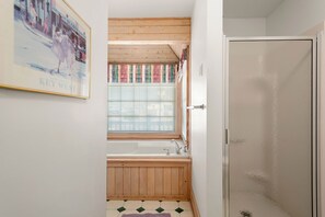 Bathroom - Ferguson's Flagship: Semi-oceanfront, Shared Pool (Nags Head)