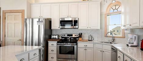 Refrigerador, microondas, horno, placa de cocina