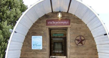 Western Wagon, Linens, Hot Showers, Stunning Views