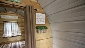 Un intérieur en bois avec une pancarte sur laquelle on peut lire : « Si vous pouvez être ce que vous voulez, soyez bienveillant. »
