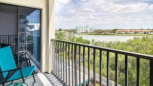 Un balcone con vista su un lago e edifici in lontananza.
