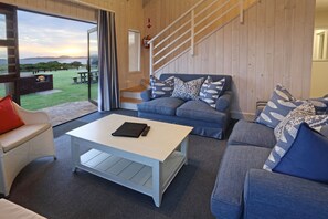 32-inch flat-screen TV with satellite channels, LED TV - Brenton On Sea Cottages (Knysna)