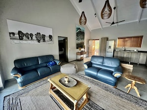Villa luxueuse, 2 chambres | Aire de séjour | Téléviseur connecté de 42 po avec télévision par câble, téléviseur