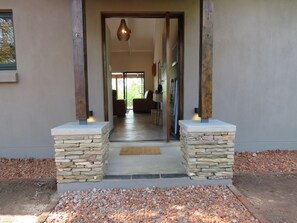 Shawu villa | Terrace/patio - Wild Dog Guest Lodge (Hoedspruit)