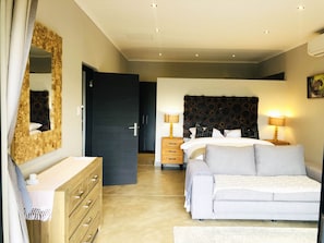 Shawu villa | Premium bedding, down comforters, pillowtop beds, in-room safe - Wild Dog Guest Lodge (Hoedspruit)