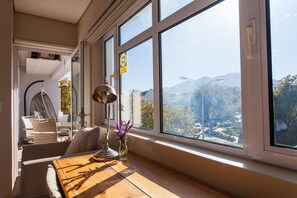 Apartamento standard, 2 quartos | Área de estar