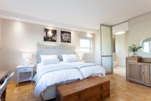 2 quartos, cofres nos quartos, escrivaninha, quartos à prova de som