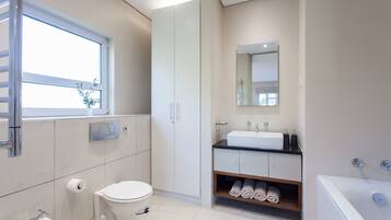 Apartamento estándar, 2 habitaciones | Baño | Bidé y toallas