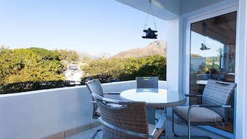 Apartamento estándar, 2 habitaciones | Balcón