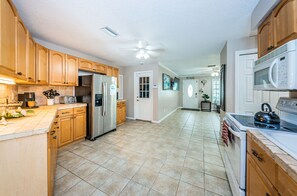 Geladeira, micro-ondas, fogão, cooktop