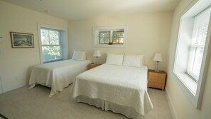 3 bedrooms, iron/ironing board, internet, bed sheets