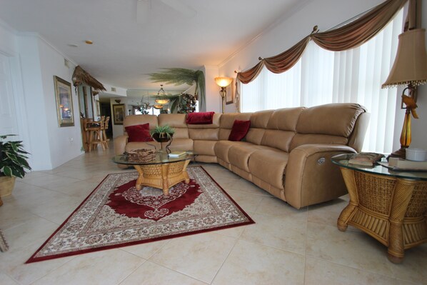 Smart TV, DVD player, livros