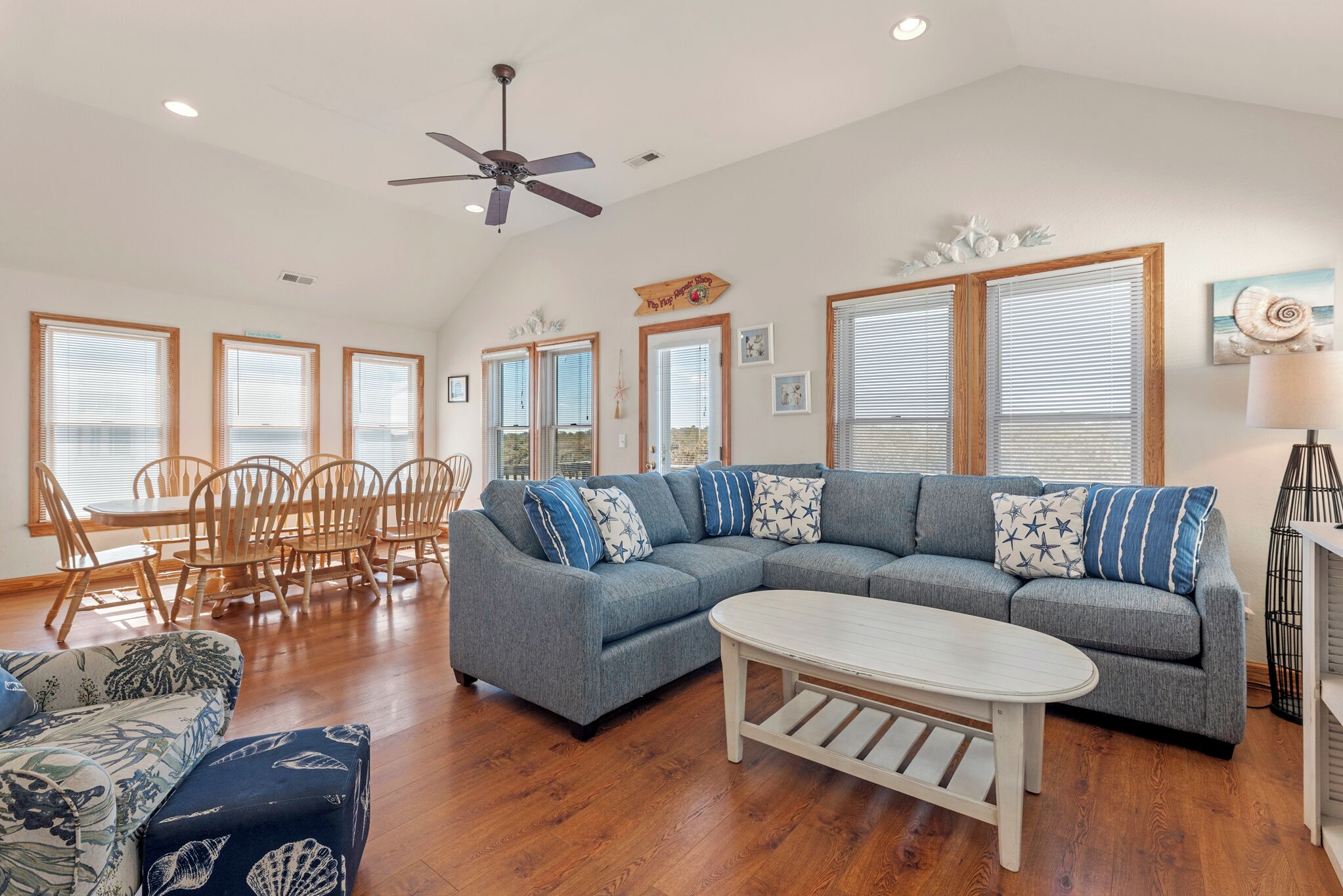 Télévision, lecteur de DVD, livres