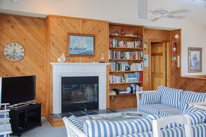 TV, DVD player - Windfall: Oceanfront, Great Views, Close to Pier (Nags Head)