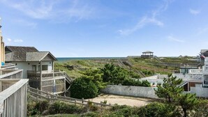 Ein Küstenresort mit Holzstegen, Zugang zum Strand und einem Pavillon.