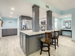 Réfrigérateur, micro-ondes, four, plaque de cuisson