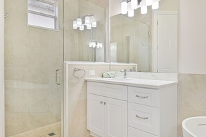 Combined shower/bathtub, hair dryer, towels