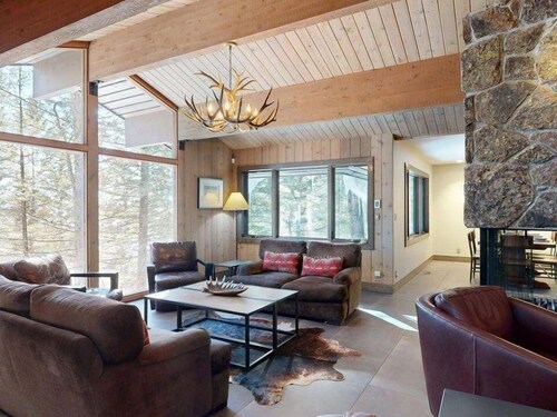 JHRL - Moose Hideaway - Beautiful 5-bedroom tucked into the Woods