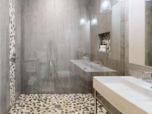 Combined shower/bathtub, hair dryer, towels - JHRL - Moose Hideaway - Beautiful 5-bedroom tucked into the Woods (Teton Village)