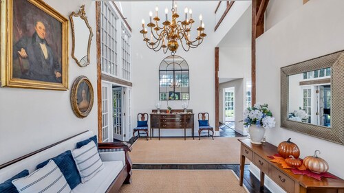 Exquisit renovierte Scheune in Bridgehampton mit deckenhohen Fenstern, 1 Meile in die Stadt