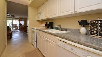 Køleskab, mikrobølgeovn, ovn, kogeplade