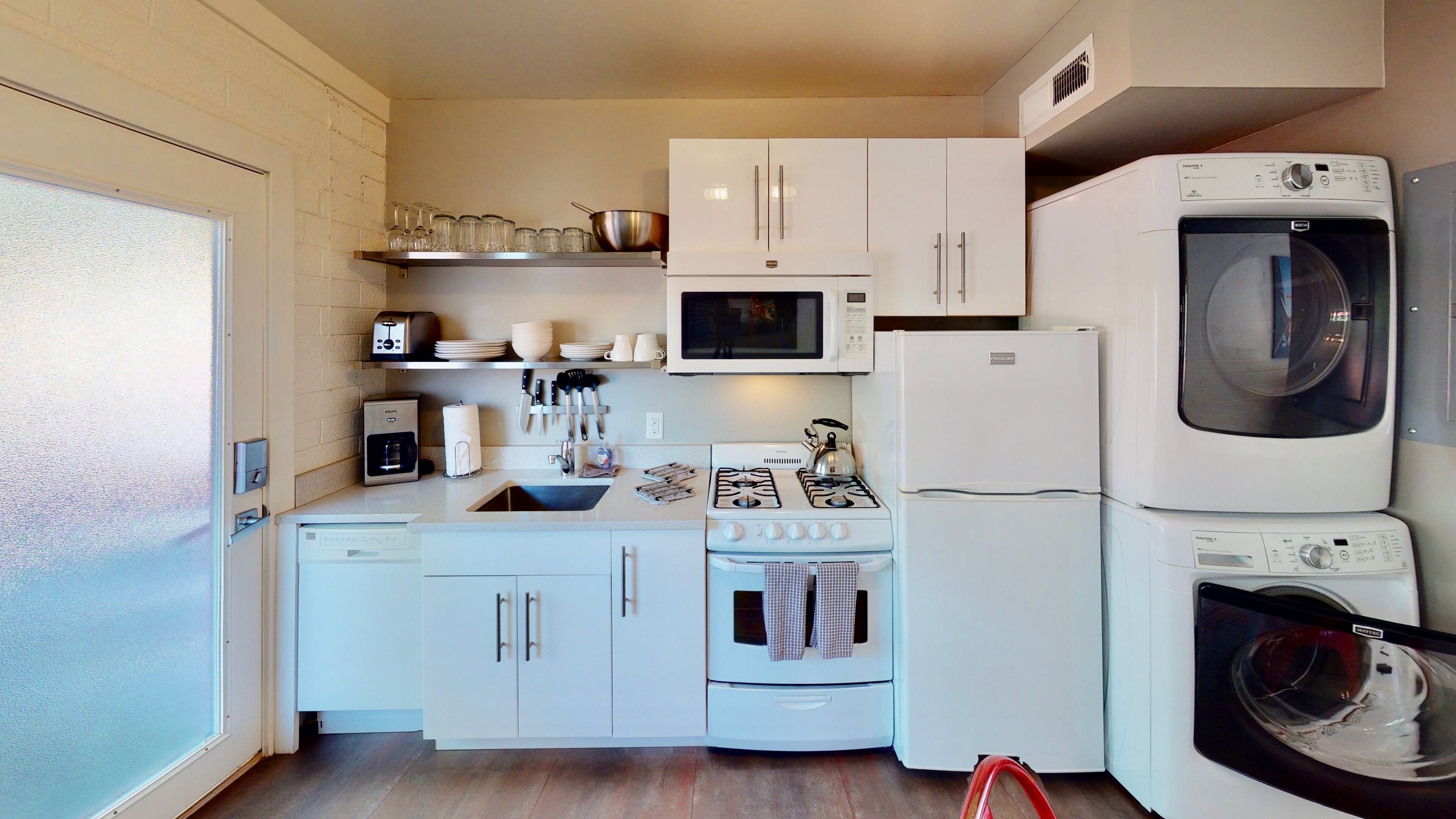 Réfrigérateur, micro-ondes, four, plaque de cuisson