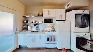 Coffee/tea maker, fridge, microwave, oven - Moab Flats - 7, Downtown, half Block off Main Street (Moab)