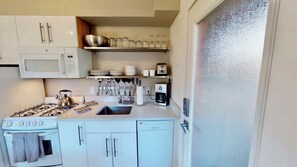 Coffee/tea maker, fridge, microwave, oven - Moab Flats - 4, All-Star Downtown Location, Pet Friendly (Moab)