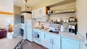 Coffee/tea maker, fridge, microwave, oven - Moab Flats - 4, All-Star Downtown Location, Pet Friendly (Moab)