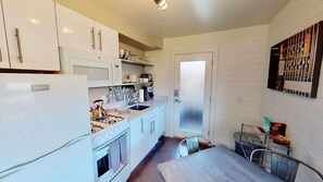 Coffee/tea maker, fridge, microwave, oven - Moab Flats - 4, All-Star Downtown Location, Pet Friendly (Moab)