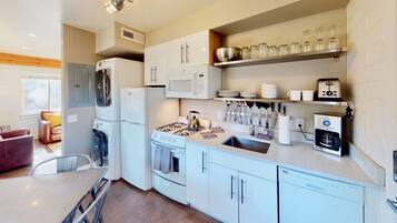 Een koelkast, een magnetron, een oven, een kookplaat