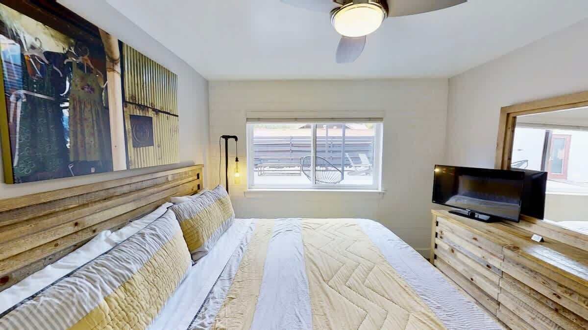 1 slaapkamer, een strijkplank/strijkijzer, gratis wifi, beddengoed