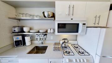 Réfrigérateur, micro-ondes, four, plaque de cuisson