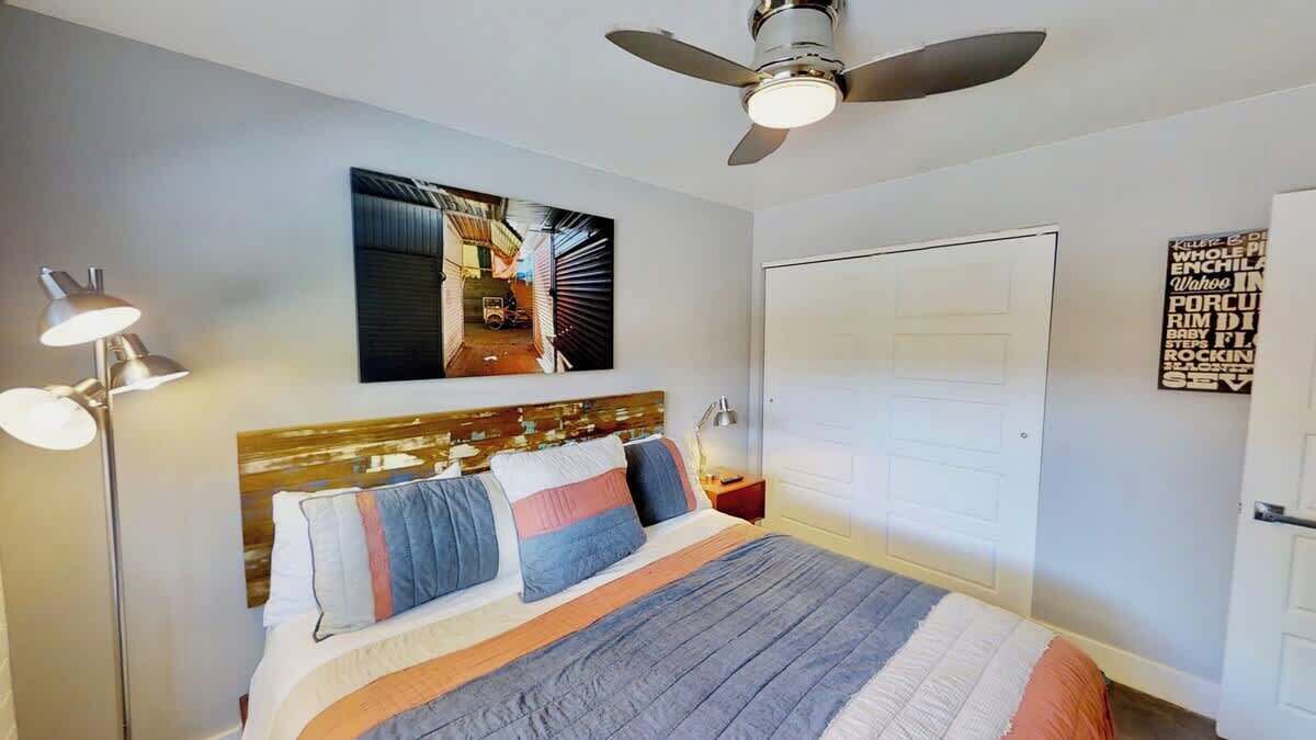 1 slaapkamer, een strijkplank/strijkijzer, gratis wifi, beddengoed