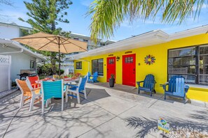 Outdoor dining - Casita Sol | Pet Friendly, Siesta Key Duplex Home w/ Pool & Private Beach Access Included! (Siesta Key)